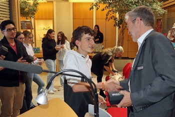Sogar die beliebten Literaturpflastersteine wurden diesmal von Schülerinnen und Schülern überreicht, hier an den Wittgensteiner Sparkassen-Vorstand Andreas Droese. (Foto: Jens Gesper)