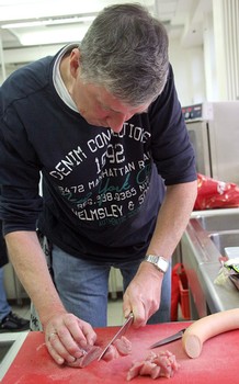 Neben Filet Stroganoff gab es auch Saunawurst, gefüllt mit Käse und Tomaten. (SZ-Foto: Björn Weyand)