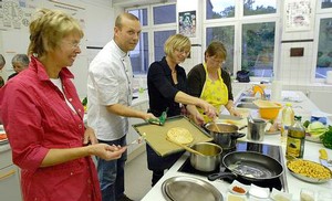 Der Küchenchef der Edermühle, Jörg Klein, gibt seit 2005 die Kochkurse zur Einstimmung auf das Literaturpflaster. (WR-Foto: Mareike Müller)