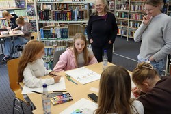 Interessiert und mit Freude nahmen Rikarde Riedesel als Literaturpflaster-Hauptorganisatorin und Anne Warratz-Ermert, Kunstlehrerin am Johannes-Althusius-Gymnasium, die Arbeiten selbst und die Begeisterung der Jugendlichen wahr.