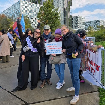 Hannah Wolf, Siegfred und Cynthia Deduro bei einer Demonstration vor dem Internationalen Strafgerichtshof in Den Haag. (Foto: Siegfred Deduro)