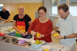 Es gab jetzt viel zu schälen und zu schnippeln beim ersten der beiden Volkshochschul-Kochkurse in der Berleburger Realschule zum Thema „Adobo“ auf dem Literaturpflaster „Philippinen“.