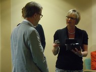 Ausstellungseröffnung Erlebnis Natur von Hannu Hautala (Finnland-Institut, Berlin), Dr. Ralf Grünther (Klinikleiter) und Bettina Born (Kulturgemeinde), Foto: Rikarde Riedesel