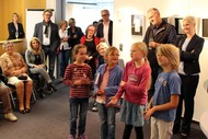 Ausstellung: 'Reading Images - Wenn aus Worten Bilder werden' von Tom Schoonooghe; Publikum mit vier Teilnehmern der Offenen Ganztagsschule, die am Tag zuvor an einen Workshop bei Tom Schoonooghe teilgenommen hatten, mit Stv. Bürgermeisterin Anke Fuchs Dreisbach (hinten rechts); Foto: Jens Gesper