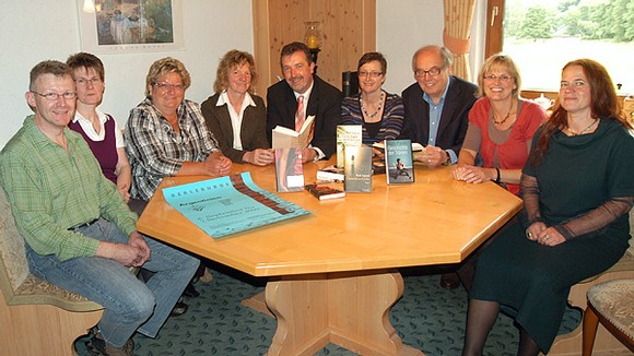 Die 'Macher' des Literaturpflasters (v.l.): Peter und Monika Grobbel (Landhaus Wittgenstein), Jutta Plaschke (Sparkasse), Marlen Jourdan (VHS), Bürgermeister Bernd Fuhrmann, Monika Klaffki (Mankel-Muth), Otto Marburger (Kulturgemeinde), Bettina Born (Touristikverein) und Rikarde Riedesel (Stadt). (WP-Foto: Daniel Duhr)