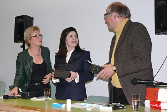 Das düstere Bild des Drogenhandels und der brasilianischen Mafia zeichnete Autorin Patricia Melo (Mitte) mit ihrer deutschen Übersetzerin Barbara Mesquita in Leichendieb an der Seite von Moderator Otto Marburger. (WP-Foto: Christiane Sandkuhl)