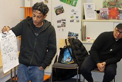 Alle Schüler stellten nach den sechs Graphic-Novel-Workshops ihre Arbeiten vor, ganz interessiert hörte auch Paolo Herras zu - und schaute genau hin.