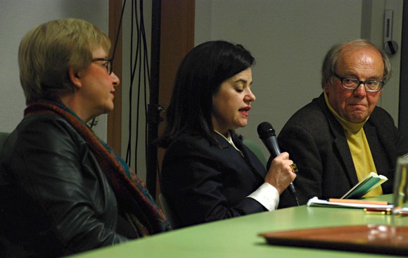 Patrícia Melo (M.) war zusammen mit ihrer Übersetzerin Bárbara Mesquita von der Frankfurter Buchmesse zu einem kurzen literarischen Gastspiel ins Bad Berleburger Amtsgericht gekommen. Den Abend moderierte Otto Marburger. (SZ-Foto: Marcel Strack)