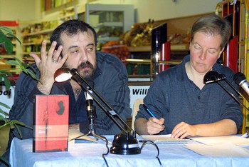 Der Istanbuler Schriftsteller Murat Uyurkulak und die Hamburger Übersetzerin Sabine Adatepe touren mit dem Buch 'Zorn' durch den deutschsprachigen Raum. Theaterfassungen sind bereits auf Deutsch, Türkisch und Polnisch erschienen. (WR-Foto: Stefan Kascherus)