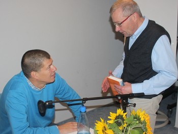 Nach der Lesung im Abenteuerdorf gab es für die Zuhörenden noch die Möglichkeit, mit Goran Vojnović ins Gespräch zu kommen und sich den Roman von ihm signieren zu lassen. (Foto: Jens Gesper)