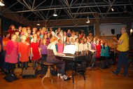 Konzert: ‚Cantarelli meets Singsation‘;von Viihdekuoro Cantarelli und Singsation; Aula der Städt. Realschule Bad Berleburg; Björn Weyand (SZ)