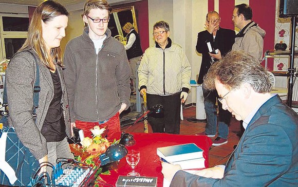 Ein Autogramm vom Autor: Kjell Westö unterschrieb nach seiner Lesung fleißig. (SZ-Foto: Franziska Henk)