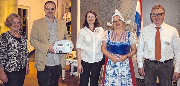 Ulla Belz, Martin Kampmann, Silvia Köster, Gerda Kampmann und Andreas Benkendorf (v. l.) genossen den Spezialitäten-Abend. Im Mittelpunkt standen nicht nur Delikatessen, sondern auch traditionelle Trachten und der Wahrheitsgehalt von Klischees. (SZ-Foto: Ann Kathrin Berge)