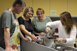 Mehr als 40 Jahre lebt Josephine Saßmannshausen (rechts), die ursprünglich von den Philippinen kommt, schon in Feudingen - so konnte sie das philippinische Nationalgericht „Adobo“ mit den Wittgensteiner Köchinnen und Köchen zubereiten.