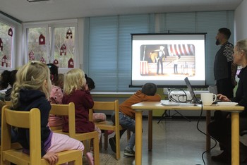 Zu Beginn seiner Wittgensteiner Lese-Reise zog Žiga Gombač in der Evangelischen Kita 'Zwergenland' die kleinen Zuhörenden in seinen Bann. (Foto: Jens Gesper)