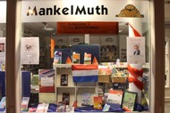 Auch die Schaufenster der Berleburger Einzelhändler haben sich auf das Literaturpflaster eingestellt - hier zu sehen Buchhandlung MankelMuth; Foto: Rikarde Riedesel