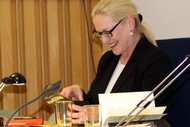 Lesung: 'Das Haus der verlorenen Seelen' von Britta Bolt; Britta Böhler freut sich über Literaturpflasterstein; Foto: Jens Gesper