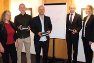 Ausstellung: 'Reading Images - Wenn aus Worten Bilder werden' von Tom Schoonooghe; Rikarde Riedesel (Organisation Literaturpflaster), Stefan Boonen (Autor), Tom Schoonooghe (Illustrator), Kai Wunderlich und Kerstin Lauber (beide im Vorstand der Volksbank Wittgenstein); Foto: Jens Gesper