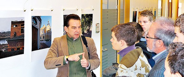 Nachwuchs im Gespräch mit dem Profi. Die Foto AG besuchte die Ausstellungen im Museum und in der Sparkasse. (Foto: Stadt Bad Berleburg)