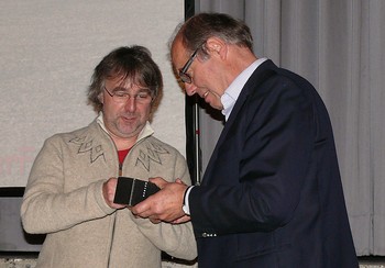 Peter Fabel (l.) erhält von Otto Marburger einen Literatur-Pflaster-Stein. (WP-Foto: Christiane Sandkuhl)