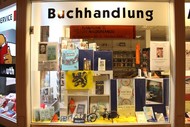 Auch die Schaufenster der Berleburger Einzelhändler haben sich auf das Literaturpflaster eingestellt - hier zu sehen Buchhandlung MankelMuth; Foto: Rikarde Riedesel