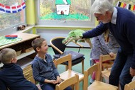 Kindergarten-Lesung: 'Ein Krokodil unterm Bett' von Ingrid und Dieter Schubert; Auf Tuchfühlung mit dem Krokodil; Foto: Jens Gesper