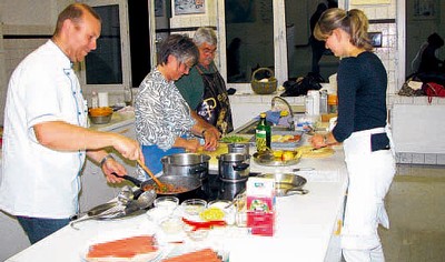 'Ungewöhnlich aber interessant', fanden Anke Lorenz und Tochter Carolin die Zusammenstellung des argentinischen Fleischtopfes für den sich Küchenmeister Jörg Klein im Vorfeld entschieden hatte - Lammfleisch kombiniert mit Hähnchenbrust. (WP-Foto: Heiner Lenze)