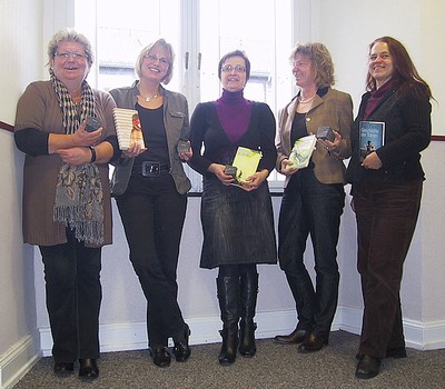 Mit Vorfreude blicken daher Jutta Plasche (Sparkasse Wittgenstein), Bettina Born (Bad Berleburg Markt und Tourismus), Monika Klaffki (Buchhandlung MankelMuth), Marlen Jourdan (VHS) und Rikarde Riedesel (Stadt Bad Berleburg) auf das kommende Jahr, wenn sich das Literaturpflaster dem Gastland Island widmet.