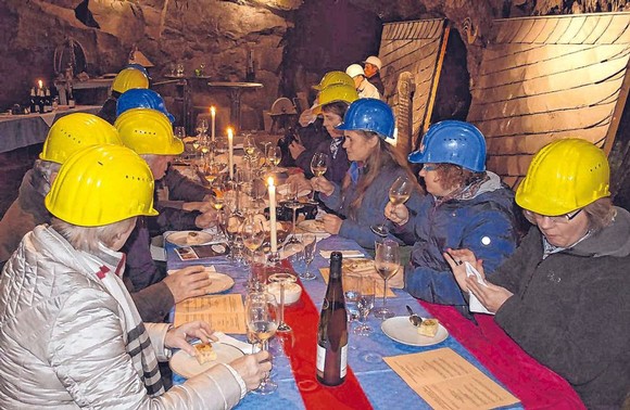 'Unter Tage' im Schieferschaubergwerk in Raumland bot Friedhelm Conrad aus Bad Laasphe im Rahmen des Literaturpflasters eine Weinprobe. (SZ-Foto: aber)