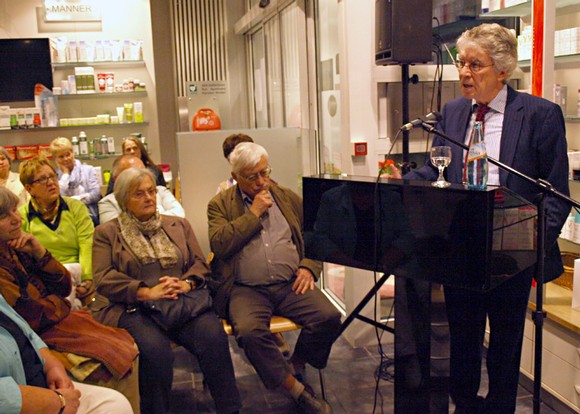 Der Schirmherr des Berleburger Literaturpflasters 2013, Professor Dr. Ralf Schnell (r.), hielt vorgestern Abend eine Einführung zur brasilianischen Literatur. (SZ-Foto: Guido Schneider)