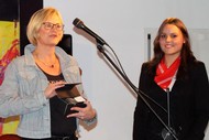 Konzert: 'Französische Chansons' mit dem Café de Paris und Gesang von Jean-Claude Séférian: Bettina Born überreicht einen Literaturpflasterstein an Denise Blau, Foto: Jens Gesper