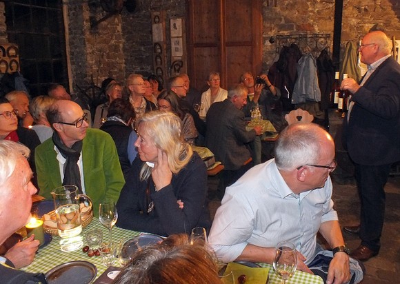 Gemütliche Atmosphäre: Im Arfelder Schmiedemuseum genießen die Besucher der Weinprobe gemütliche Stunden. Aber nicht nur Wein, auch kleine Häppchen aus Georgien werden serviert. (WP-Foto: Irmtraud Treude)