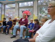 Kindergarten-Lesung von Matthias Wieland: ‚Mumins‘ von Tove und Lars Jansson; die Kleinsten lauschen der Lesung von Matthias Wieland im Ev. Kindergarten Zwergenland Girkhausen; Foto: Rikarde Riedesel