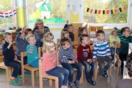 Kindergarten-Lesung: 'Ein Krokodil unterm Bett' von Ingrid und Dieter Schubert; Die kleinen Zuhörer warten bereits gespannt; Foto: Jens Gesper