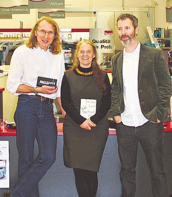 Übersetzer Michael Kegler, Kustodin Rikarde Riedesel und der brasilianische Autor Michel Laub (v. l.). (SZ-Foto: Beatrix Achinger)