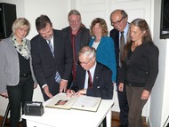 Vortrag Brasilien - ein Land mit vielen Facetten von Botschafter a.D. Dr. Uwe Kaestner, Schloss Berleburg 04.11.2013, Bettina Born (HELIOS), Bernd Fuhrmann (Bürgermeister), Gerd Gerhard (Portweinshop), Uwe Kaestner (Botschafter), Marlen Jourdan (VHS), Otto Marburger (Kulturgemeinde), Rikarde Riedesel (Stadt Bad Berleburg), Foto: Christiane Sandkuhl (WP)