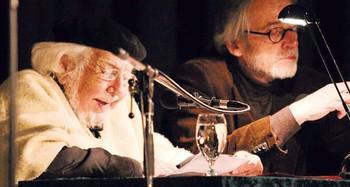 Konzentriert, fokussiert, leidenschaftlich: Ernesto Cardenal (l.) erzählte aus seinem Leben und las aus seinem Werk. Lutz Kliche (r.) übersetzte Gedichte und Appelle. (SZ-Foto: Timo Karl)