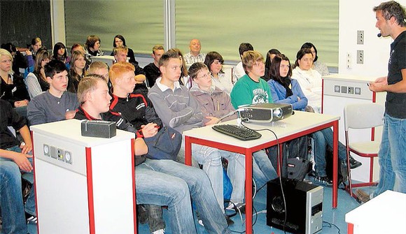 Gestern Morgen hörten die Berleburger Hauptschüler (Foto) Wolfgang Stolzlechner gebannt zu, vorgestern waren es die Realschüler vom Stöppel. (SZ-Foto: Jens Gesper)