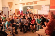 Schullesung: 'Der Riese, der mit dem Regen kam' von Stefan Boonen; Stefan Boonen liest in der Grundschule Dotzlar; Foto: Rikarde Riedesel