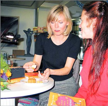 Ihren 36. Geburtstag feierte Miriam Collée (l.) auf dem Literaturpflaster - mit Rikarde Riedesel und mit Mondkuchen ... (SZ-Foto: Jens Gesper)