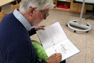 Kindergarten-Lesung: 'Ein Krokodil unterm Bett' von Ingrid und Dieter Schubert; Dieter Schubert signiert; Foto: Jens Gesper
