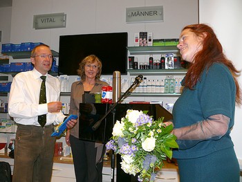 Karsten Wolter, Inhaber der Kur-Apotheke, bedankt sich bei Kustodin Rikarde Riedesel für ihr unermüdliches Engagement in Sachen 'Berleburger Literaturpflaster' mit einen Blumenstrauß. (WP-Foto: Christiane Weinhold)