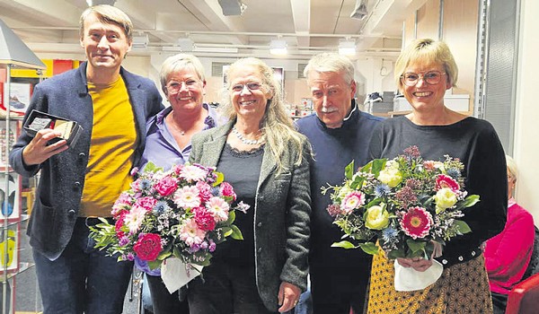 Zum Abschluss des 30. Berleburger Literaturfestivals gab es nicht nur Pflastersteine, sondern auch Blumen – zur Freude der Schenkenden und Beschenkten: Aleš Šteger, Claudia Schwarz, Chef-Koordinatorin Rikarde Riedesel, Hubert Kienzle und Bettina Born (von links). (Foto: Claudia Irle-Utsch)