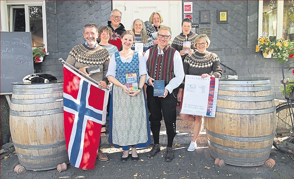 Trotz tropischen Temperaturen stelte man sich stilecht im Norweger-Pulli bzw. in norwegischer Tracht zum Gruppenfoto auf. (WIPO-Foto: M. Fettig)