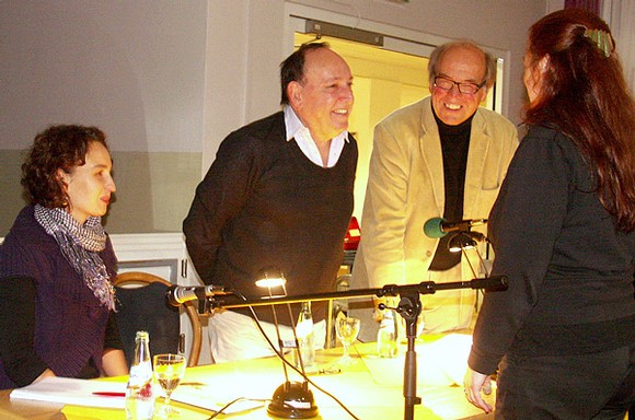 Genossen den literarischen Abend in Berleburg sichtlich: Daniela Kreher, Ernesto Mallo, Otto Marburger und Rikarde Riedesel (v. l.) in den Räumen der Odebornklinik. (SZ-Foto: Dr. Volker Gastreich)