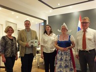 Spezialitätenabend 'Flandern und Niederlande' vom Restaurant-Hotel 'Alte Schule': v. li n. re Ulla Belz (Begrüßung), Martin Kampmann, Silvia Köster, Gerda Kampmann, Andreas Benkendorf; Foto: Irmtraud Treude (WP)
