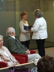 Vernissage der Ausstellung: Fotografisches Reisetagebuch - Island von Christine Apler und Johanna Riedesel, Sparkasse Wittgenstein 14.09.2011, Jutta Plaschke (Sparkasse Wittgenstein) überreicht Christine Apler den Stein des Berleburger Literaturpflasters, Foto: Volker Gastreich (SZ)