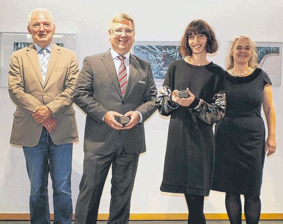 Rikarde Riedesel (r.), der stellvertretende Berleburger Bürgermeister Dietmar Beuter und Sparkassen-Direktor Axel Theuer (v. l.) gratulierten Tatia Nadareischwili (2. v. r.) zu der gelungenen Ausstellung in der Hauptstelle der Sparkasse in Bad Berleburg. (SZ-Foto: Guido Schneider)