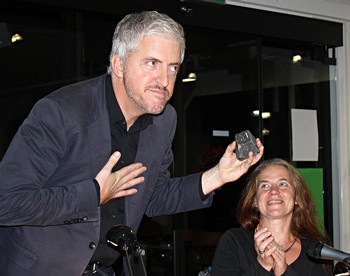 Erfolgsautor Anthony McCarten gab sich am Freitagabend im Sanitätshaus Kienzle ganz nah an seinen Zuhörern, während er sein neuestes Werk vorstellte. (WIPO-Foto: A. L. Krämer)