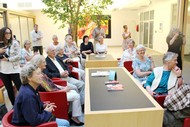 Ausstellung 'Phantasie und Geschichte - Illustratoren aus Flandern und den Niederlanden' von Charlotte Dematons, Ann de Bode und Peter Goes: Publikum in der Sparkasse Wittgenstein; Foto: Rikarde Riedesel